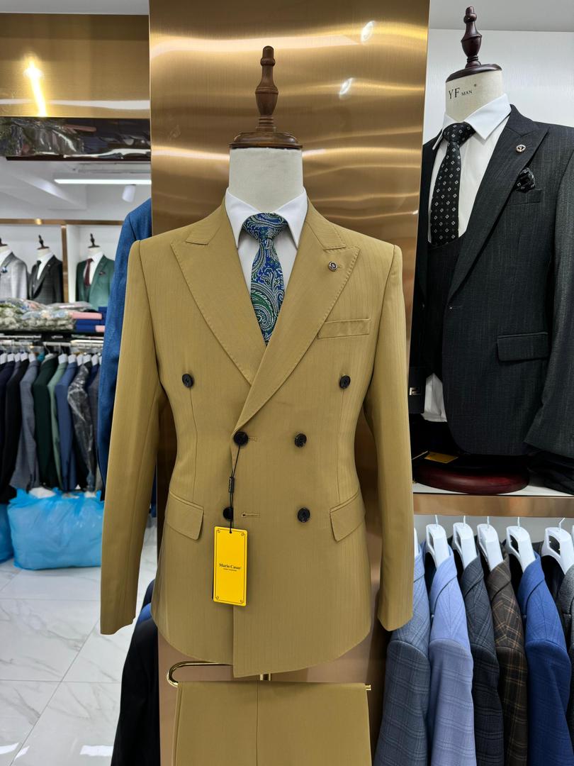 Double-breasted design 3 piece suit