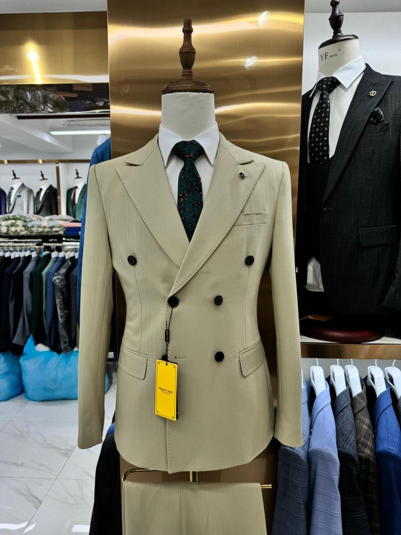 Double-breasted design 3 piece suit