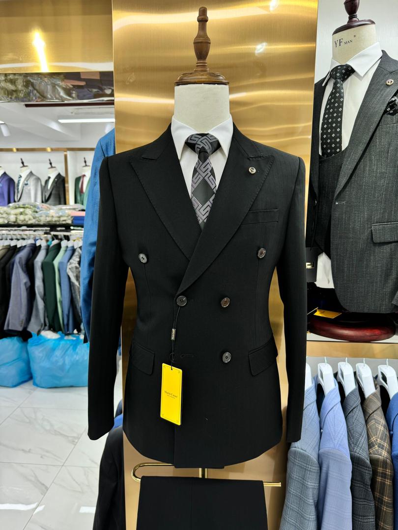 Double-breasted design 3 piece suit