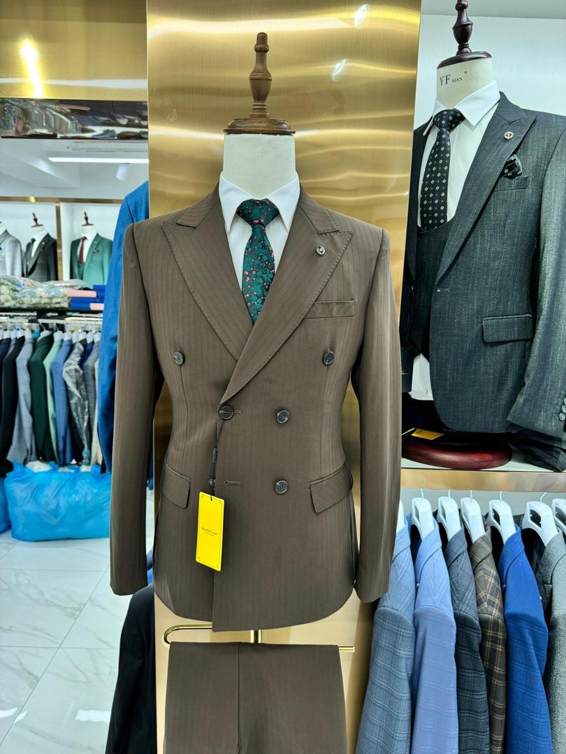 Double-breasted design 3 piece suit